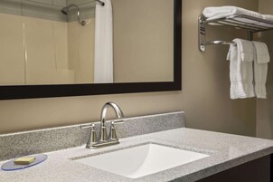 Bañera con ducha, artículos de tocador gratuitos, secador de pelo