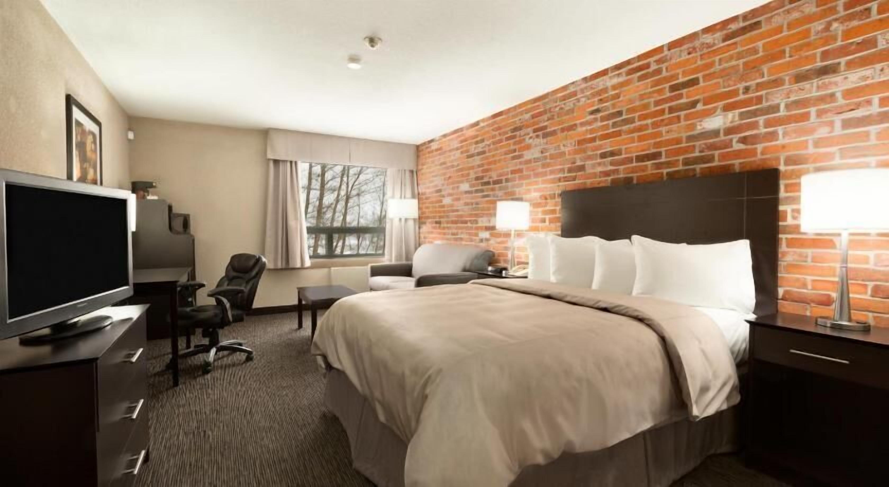 Desk, laptop workspace, iron/ironing board, free cots/infant beds