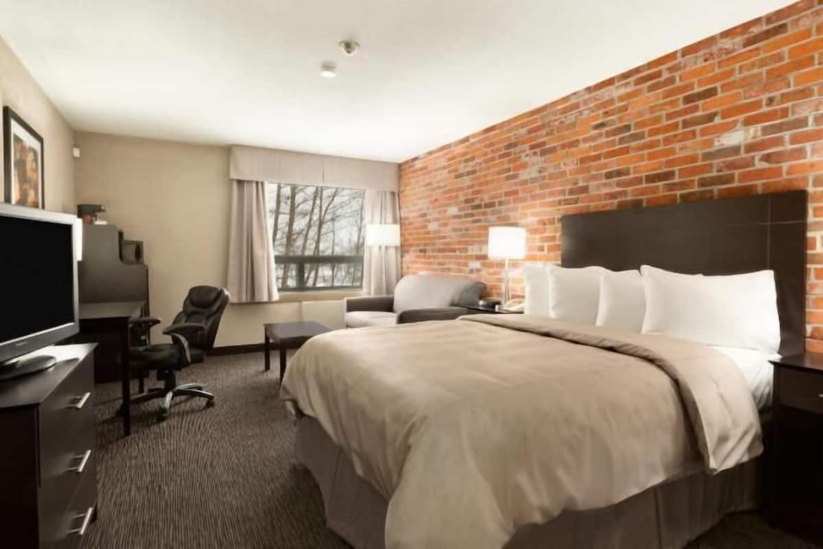 Desk, laptop workspace, iron/ironing board, free cots/infant beds