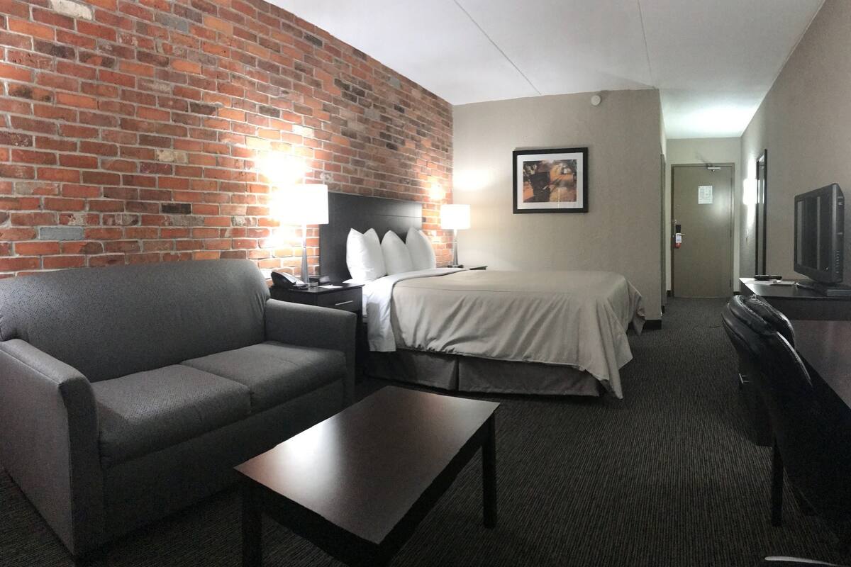 room, 1 queen bed, accessible, non smoking (mobility) | desk, laptop workspace, iron/ironing board, free cots/infant beds