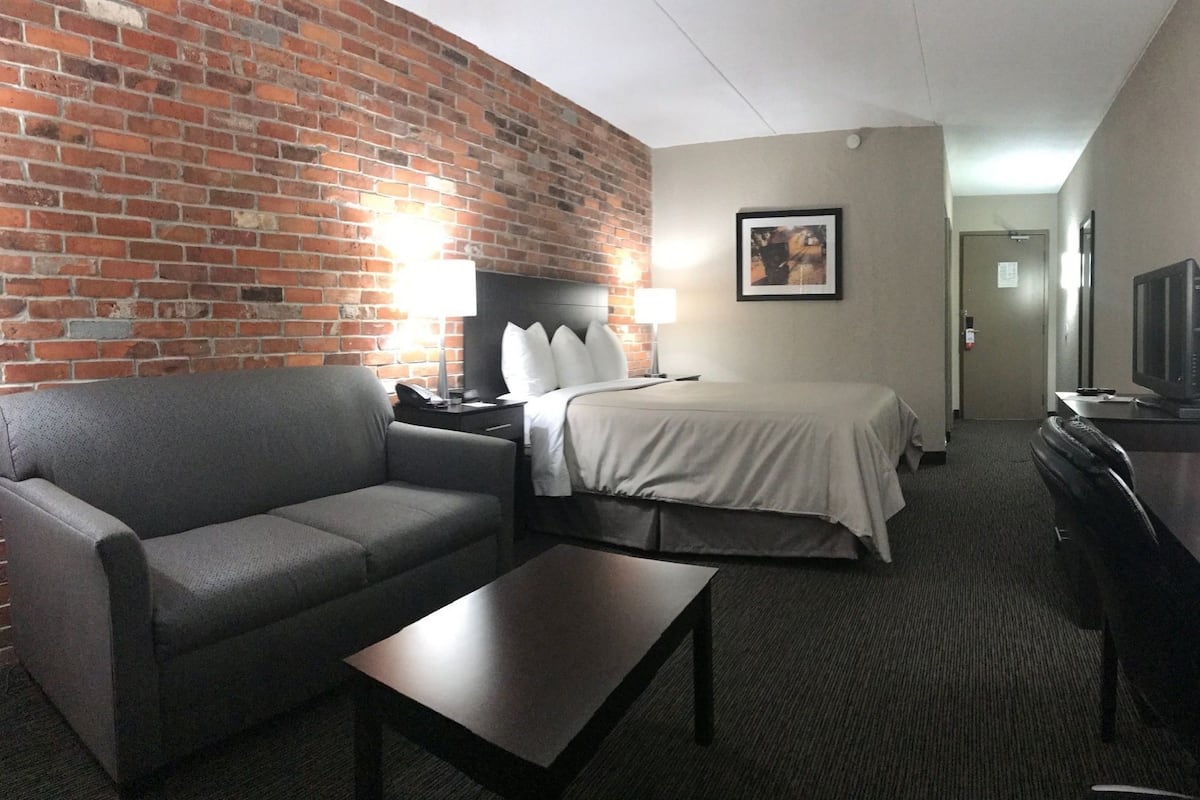 Desk, laptop workspace, iron/ironing board, free cots/infant beds