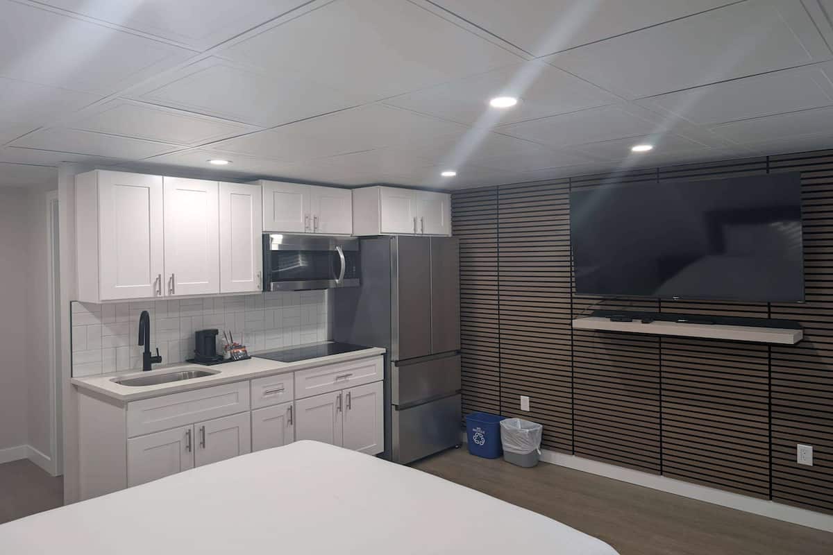 Suite, 1 Queen Bed, Non Smoking, Kitchenette (Walk-In Shower) | 1 bedroom, in-room safe, desk, laptop workspace