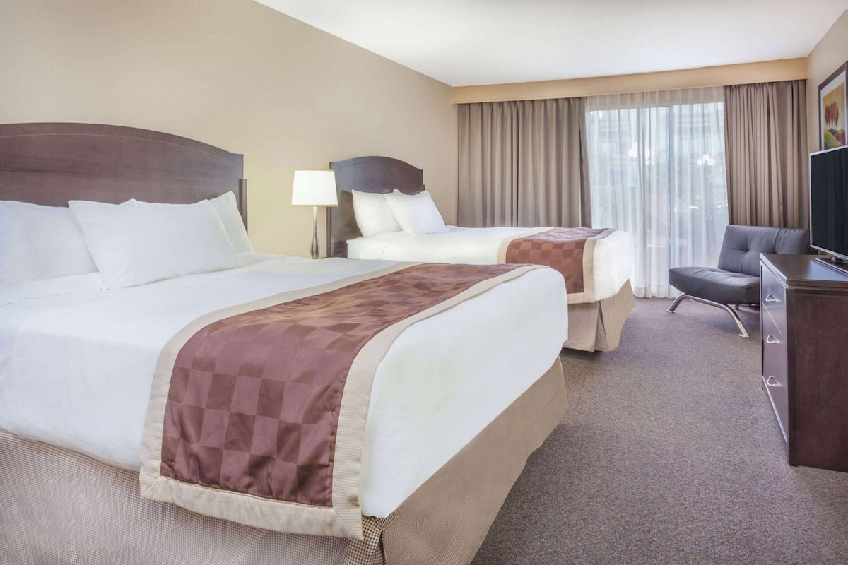 Suite, 1 Bedroom, Non Smoking (2 Queens) | 1 bedroom, in-room safe, desk, laptop workspace