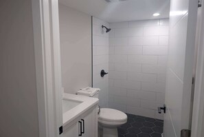 Suite, 1 grand lit, non-fumeur, cuisinette (Walk-In Shower) | Salle de bain | Ensemble baignoire-douche, articles de toilette (gratuits)