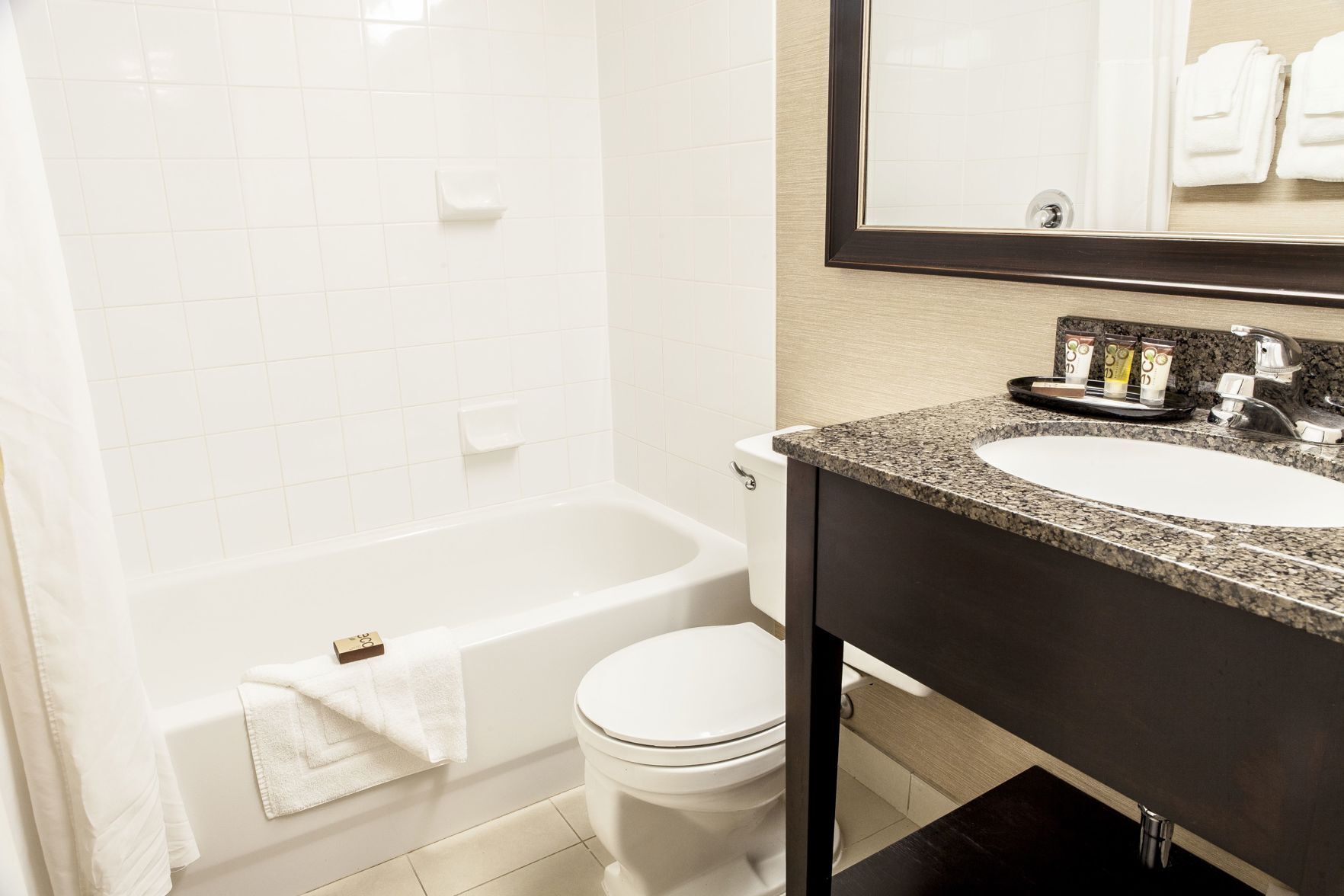 Salle de bain | Ensemble baignoire-douche, articles de toilette (gratuits)
