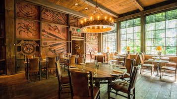 3 restaurants, breakfast served