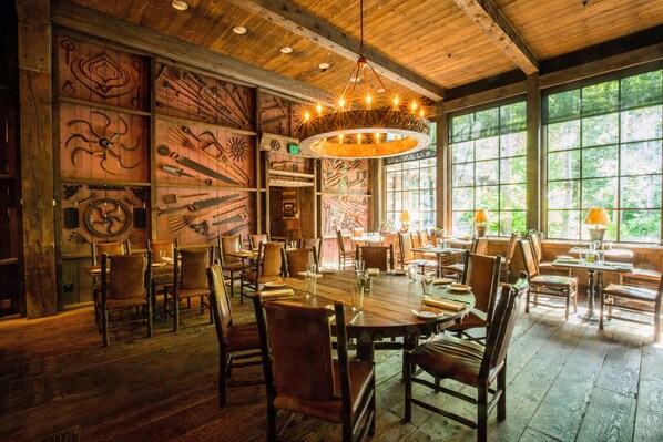 3 restaurants, breakfast served