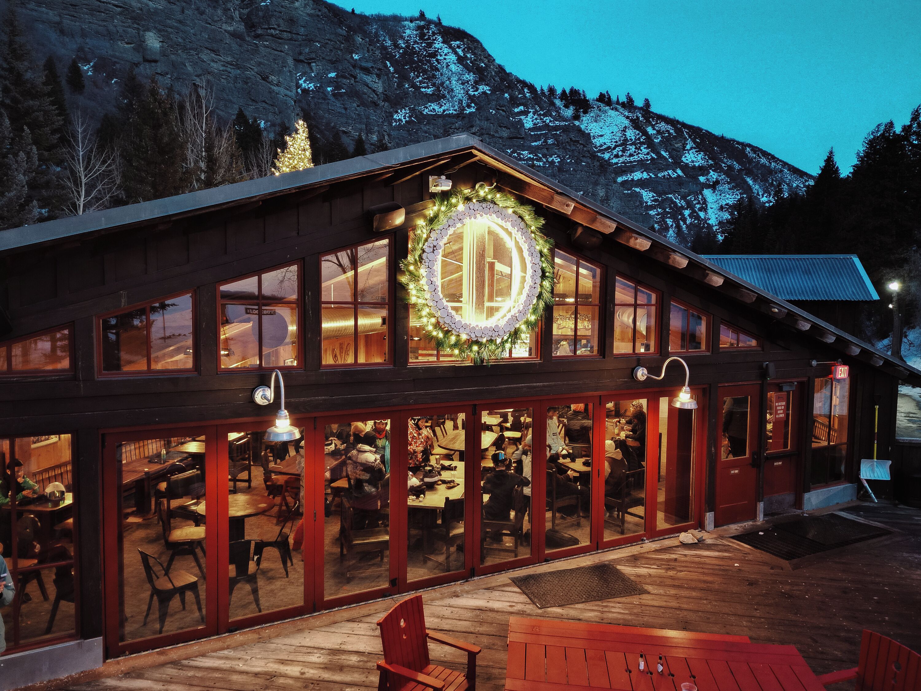 3 か所のレストラン、朝食に営業