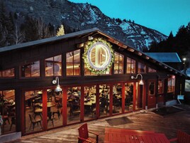 3 restaurants, breakfast served