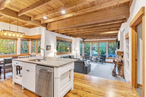Loft (Mountain) | Wohnbereich | 65-Zoll-Smart-TV mit Digitalempfang, Streaming-Dienste