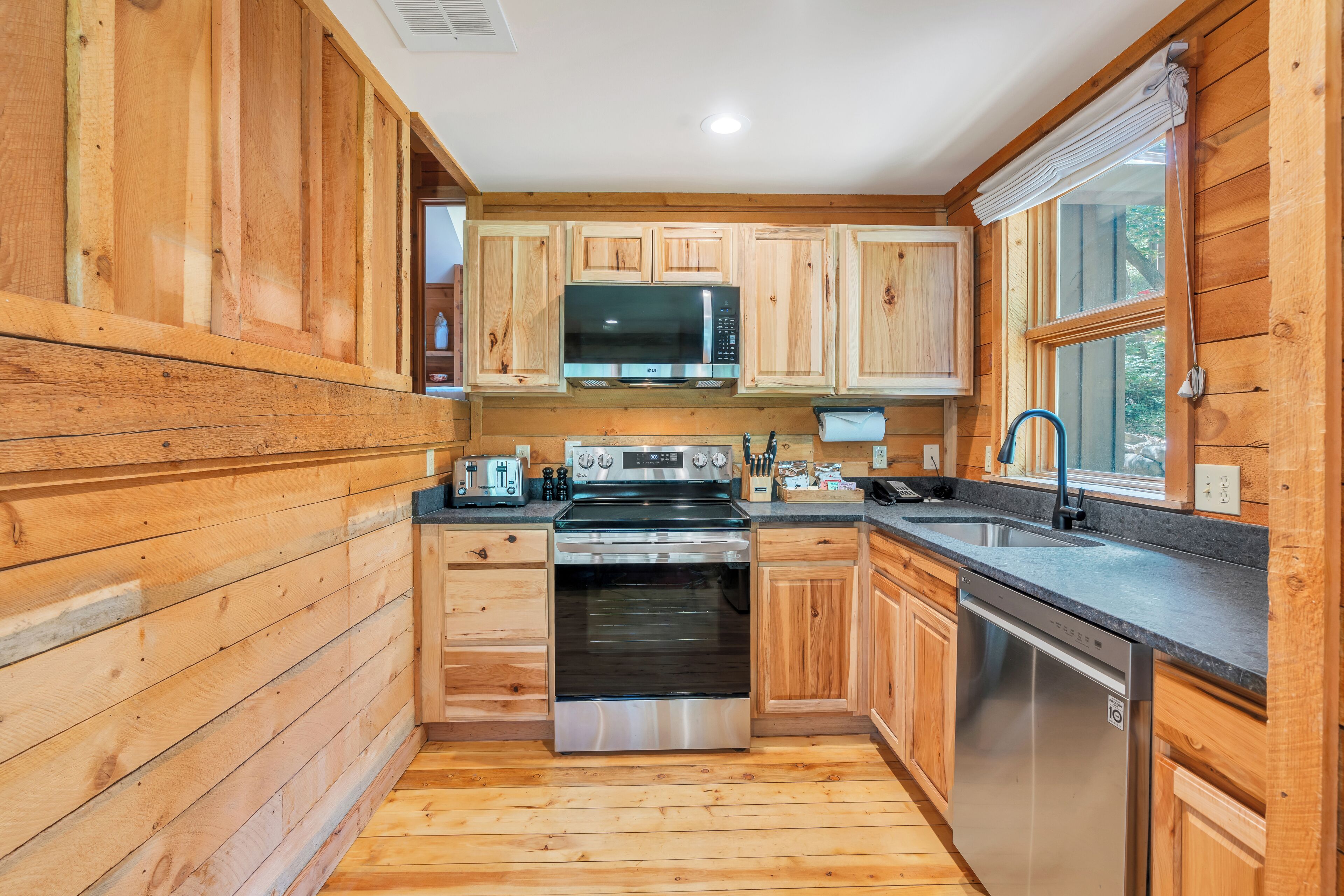 suite (mountain) | private kitchen | coffee/tea maker, electric kettle, toaster, dining tables