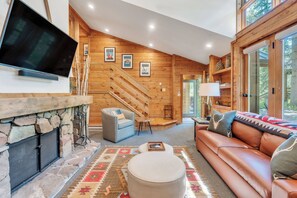 Mountain Suite - Cottage Room | Wohnbereich | 65-Zoll-Smart-TV mit Digitalempfang, Streaming-Dienste