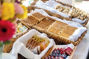 Free buffet breakfast on weekends 