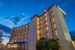 A hotel with a modern design, featuring a prominent 'Pine Jewellery' sign at the entrance and a 'Cox' sign on the top right. - Coast Discovery Inn (Campbell River)