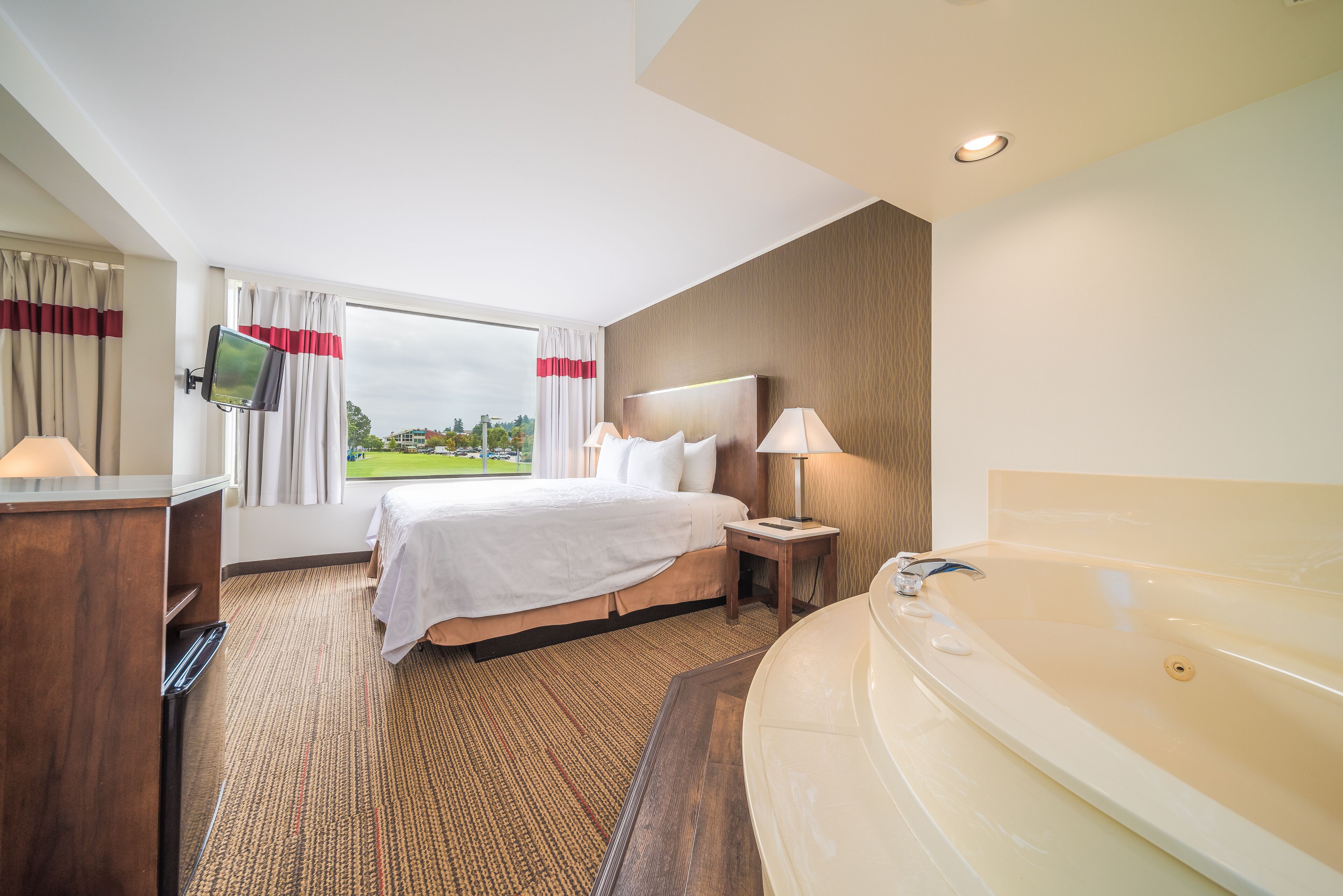 Premium Studio, 1 King Bed with Sofa bed, Jetted Tub (Coast Premium K Suite w/ Jetted Tub) | City view