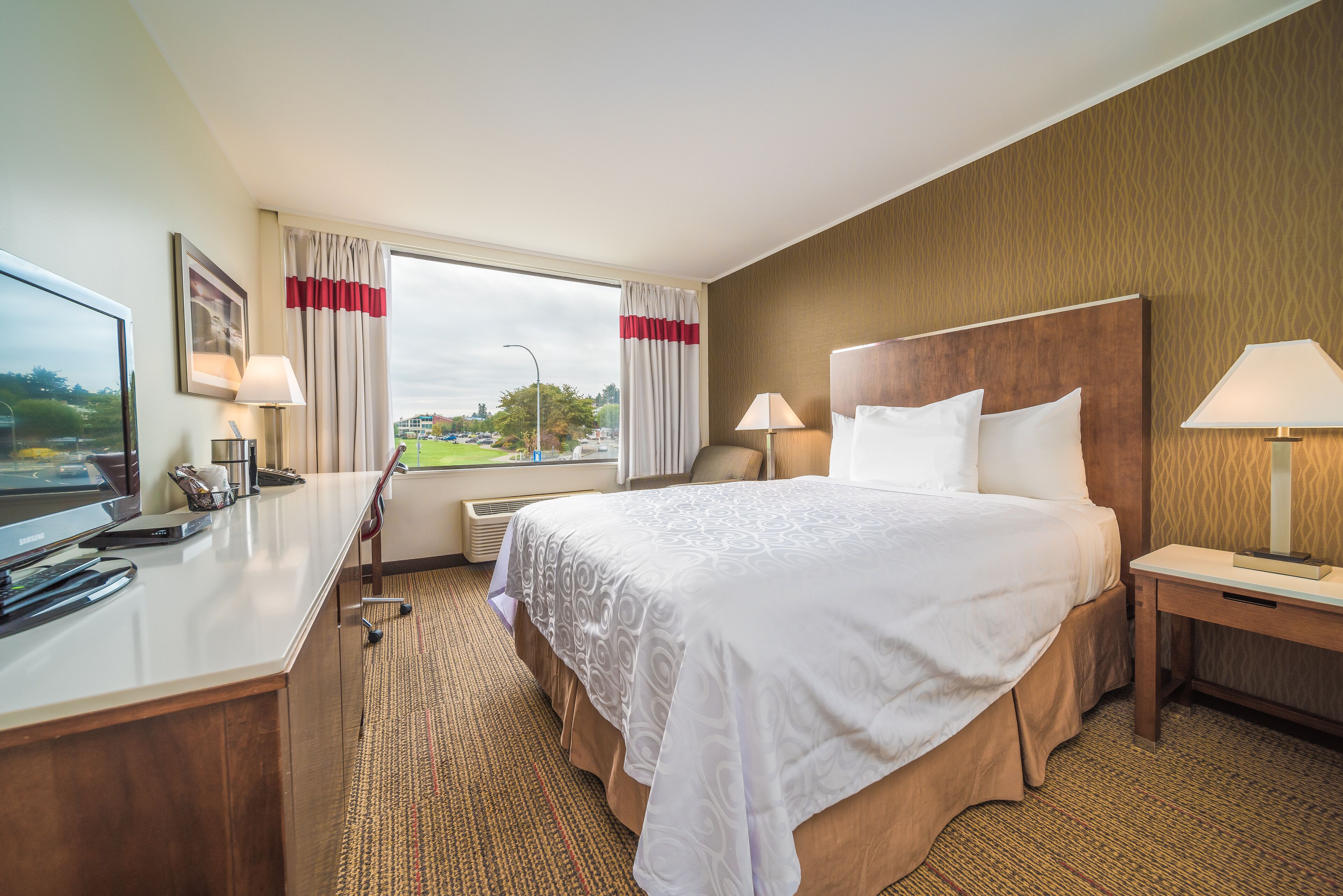 Comfort Room, 1 Queen Bed (Coast Queen Marine Wing) | Down comforters, in-room safe, desk, laptop workspace