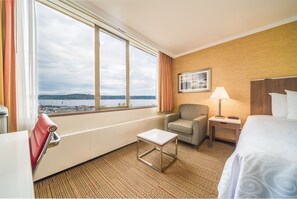 Chambre Prestige, 1 très grand lit (Coast King Tower) | Aire de séjour | Téléviseur à écran plat