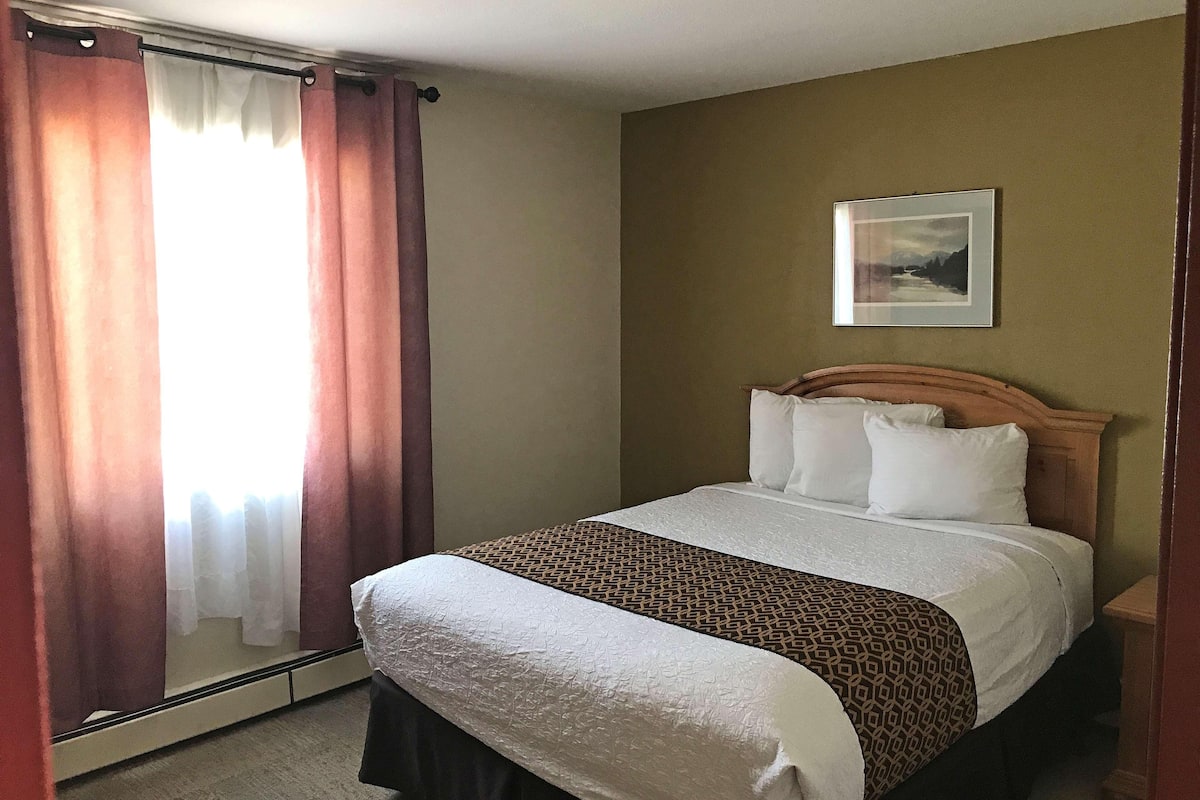 In-room safe, desk, iron/ironing board, cots/infant beds
