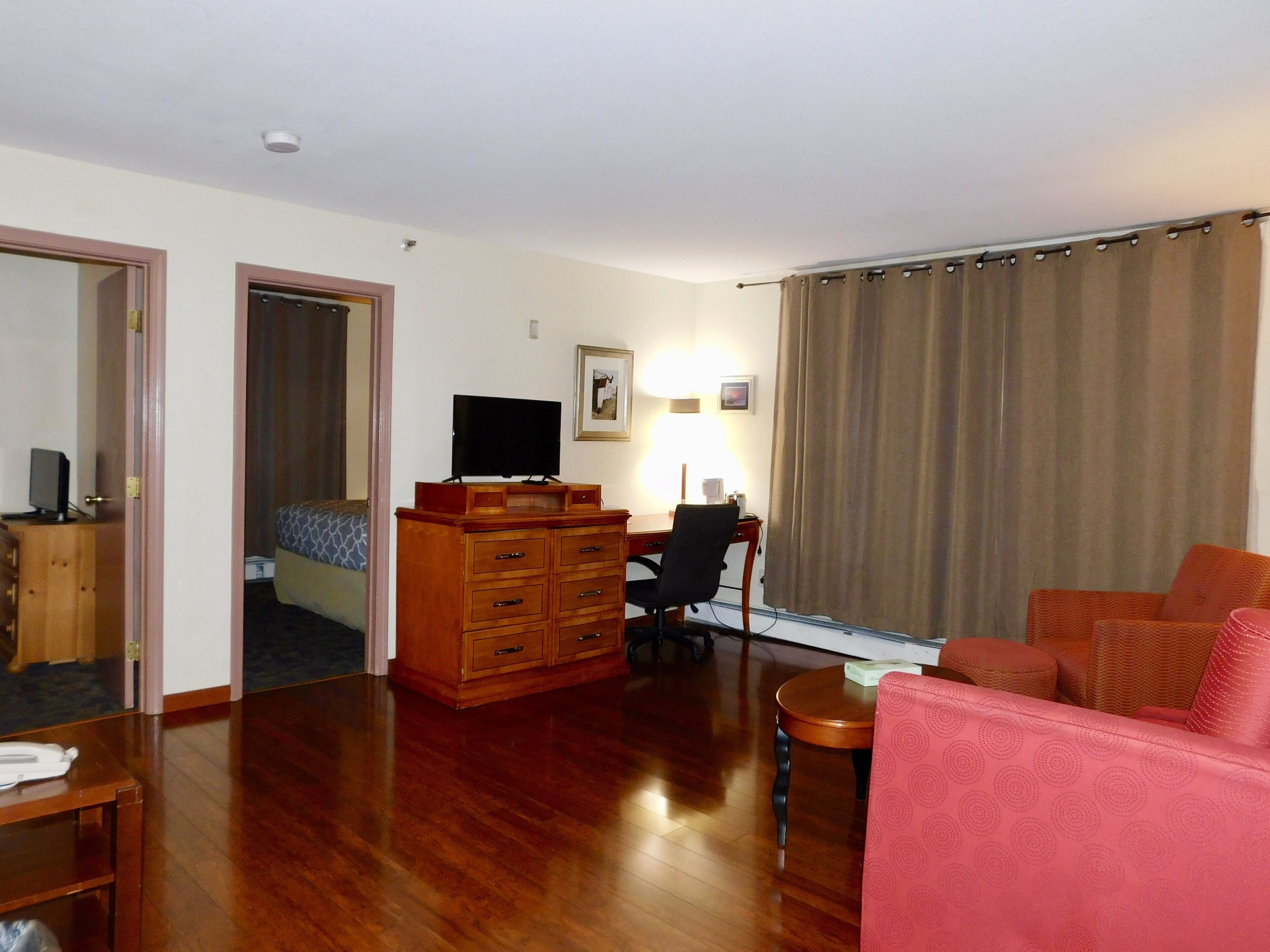 suite, 2 bedrooms, non smoking | living area | tv