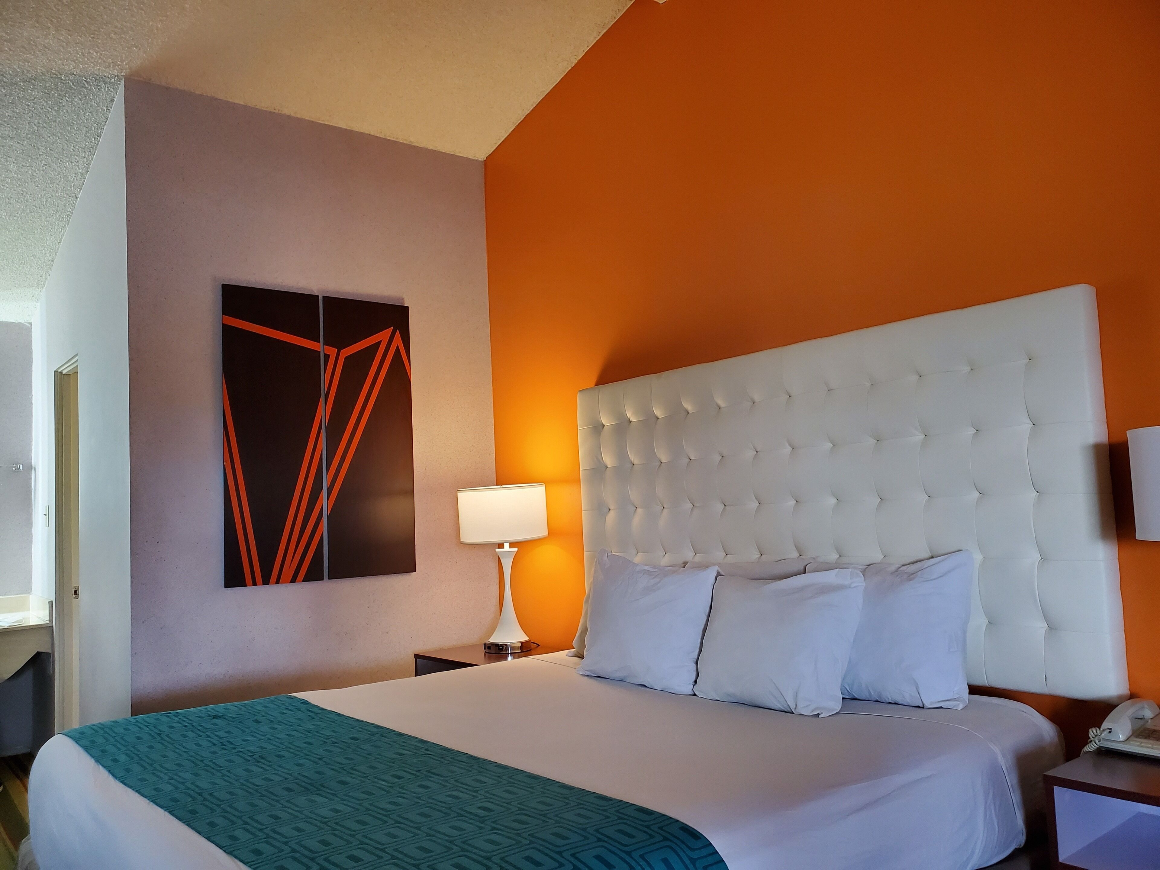 standard room, 1 queen bed, non smoking | premium bedding, in-room safe, desk, iron/ironing board