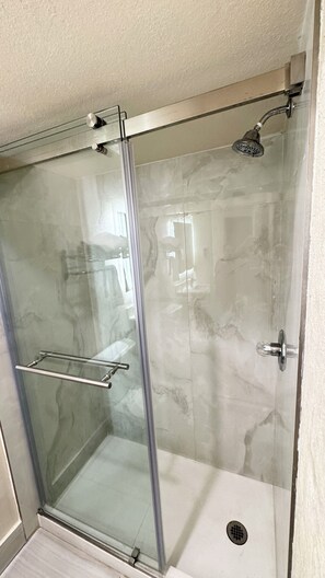 Amenidades de baño gratuitas, secadora de cabello, toallas