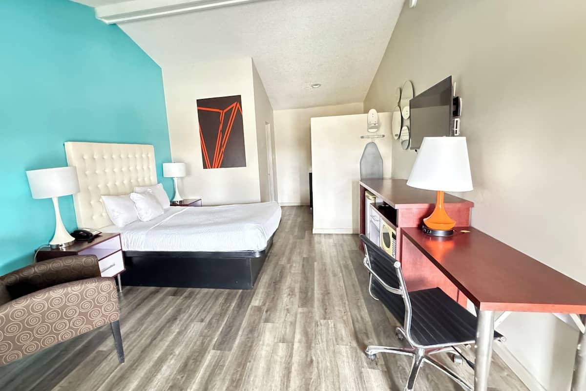 Premium bedding, in-room safe, desk, iron/ironing board