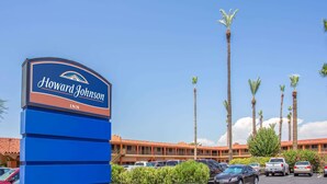 Indicador d'un Howard Johnson Inn, amb vista clara al pàrquing i palmeres al fons.