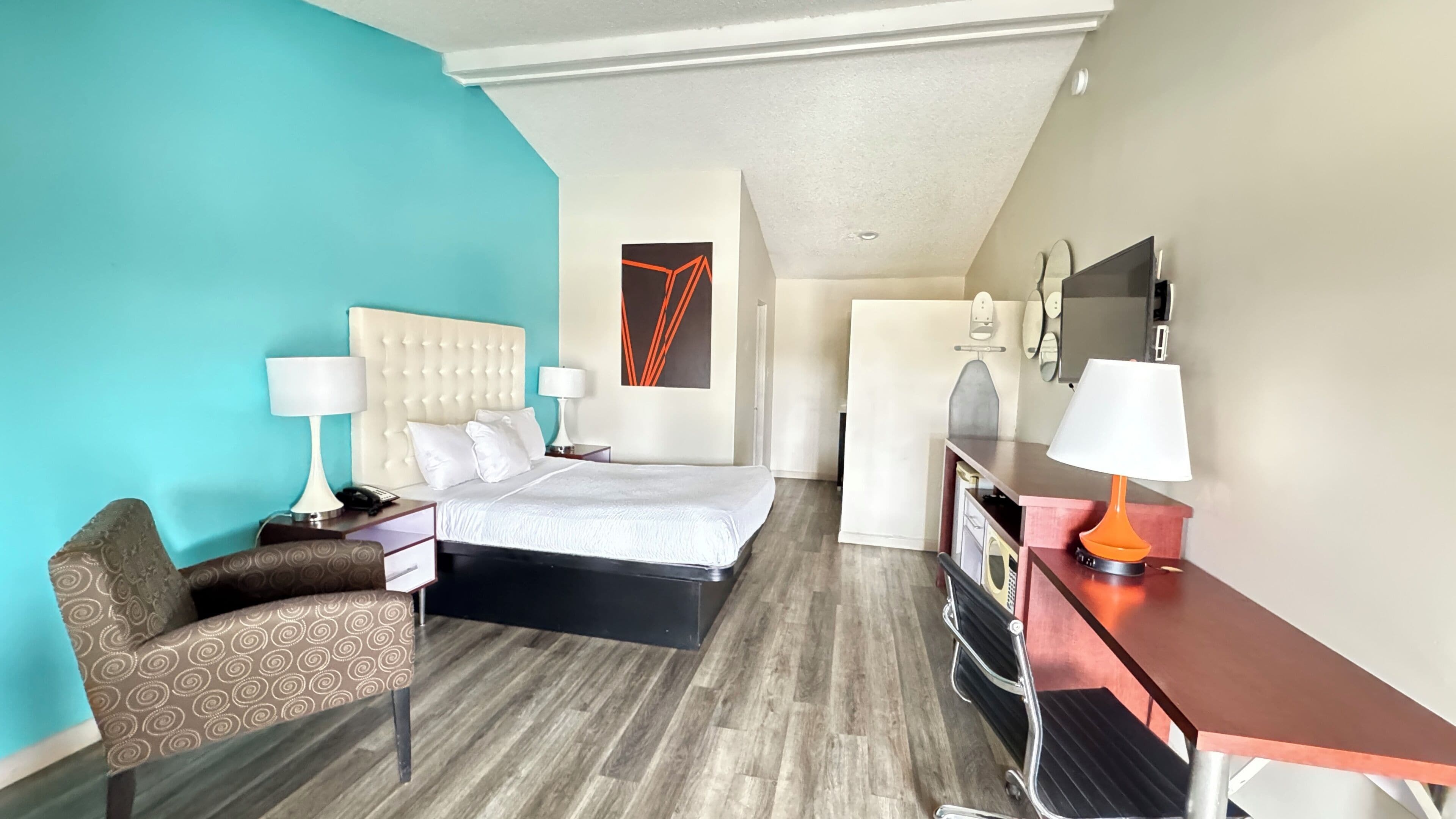 Standard Room, 1 King Bed, Non Smoking | Premium bedding, in-room safe, desk, iron/ironing board