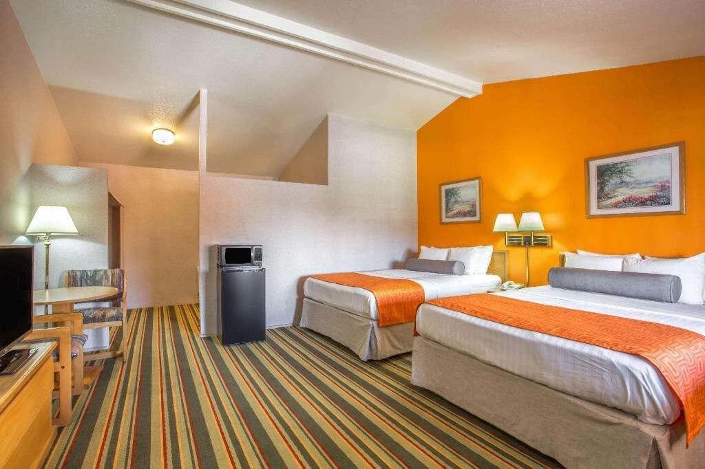 Ropa de cama de alta calidad y caja de seguridad en la habitación 
