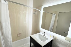 Standardzimmer, 2 Queen-Betten, Nichtraucher | Badezimmer | Kostenlose Toilettenartikel, Haartrockner, Handtücher