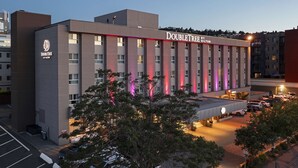 A DoubleTree by Hilton hotel with a modern facade, multiple floors, and a parking lot. - Doubletree by Hilton Hotel Kamloops (Kamloops)