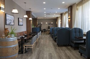 Breakfast, lunch and dinner served - Doubletree by Hilton Hotel Kamloops (Kamloops)