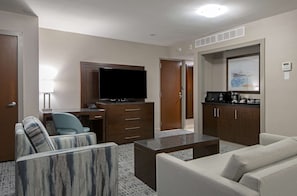 Junior Suite, 2 Queen Beds | In-room safe, desk, free cribs/infant beds, free WiFi - Doubletree by Hilton Hotel Kamloops (Kamloops)
