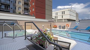 Una piscina al aire libre de temporada