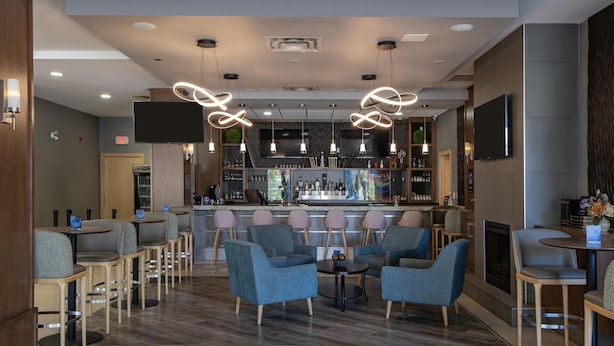 Bar (on property) - Doubletree by Hilton Hotel Kamloops (Kamloops)