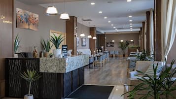 Petit déjeuner, déjeuner et dîner servis sur place