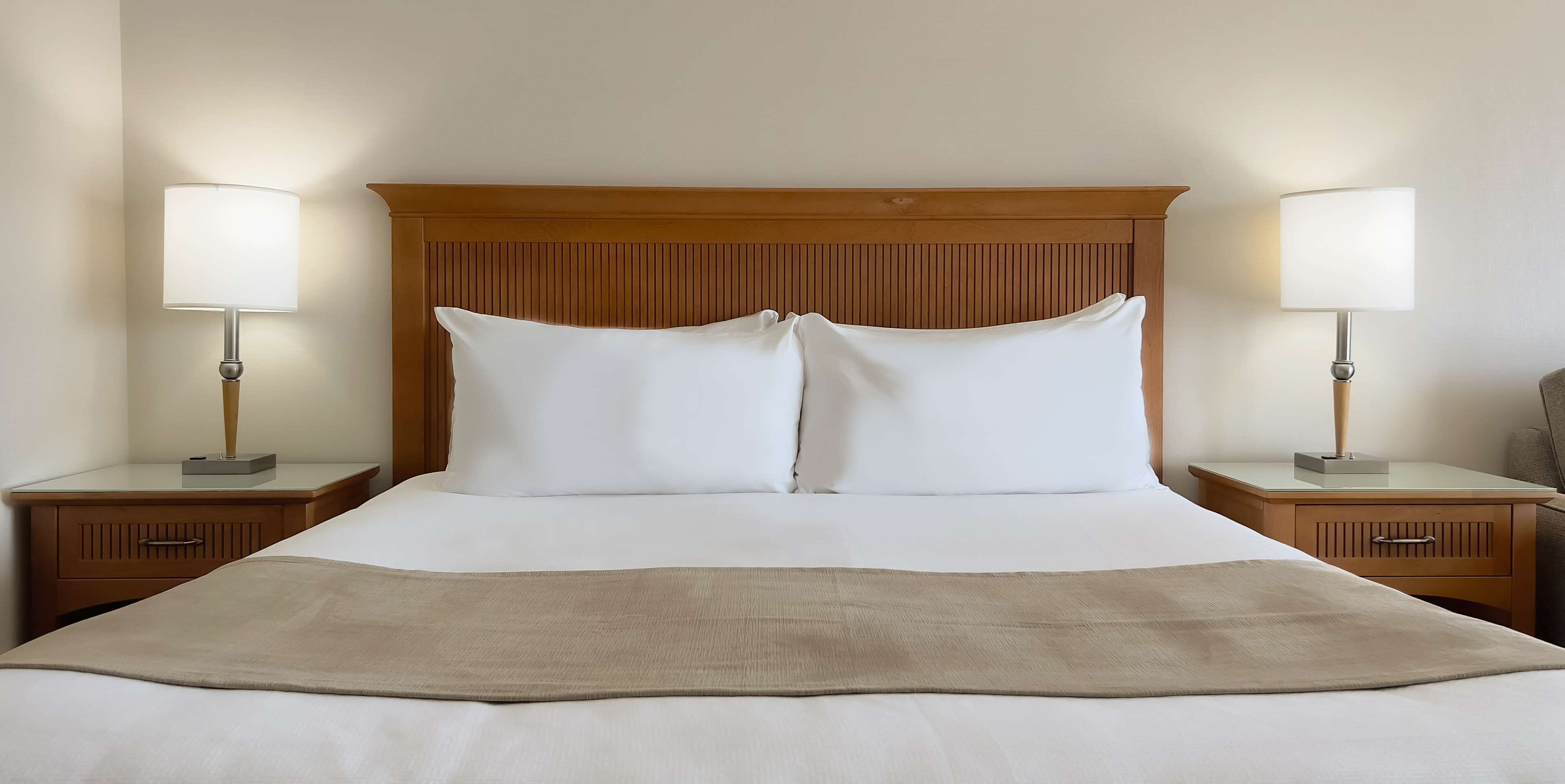 客房 (Coast Premium King with Sofabed) | 埃及棉床单、高档床上用品、加厚床垫、办公桌