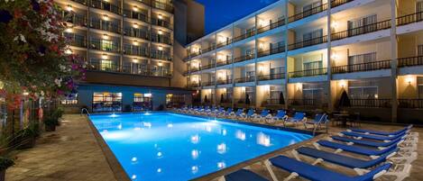 Seasonal outdoor pool, pool loungers