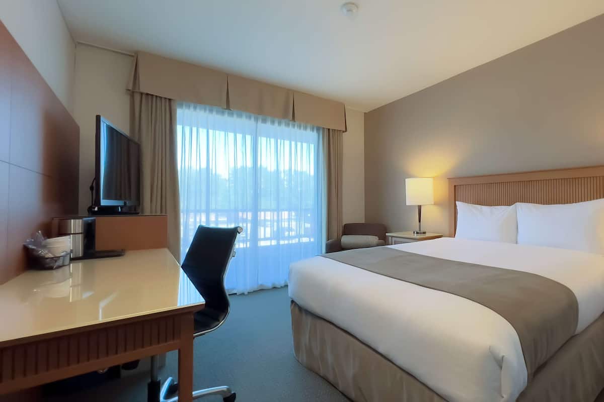 Room (Coast Queen) | Egyptian cotton sheets, premium bedding, pillowtop beds, desk