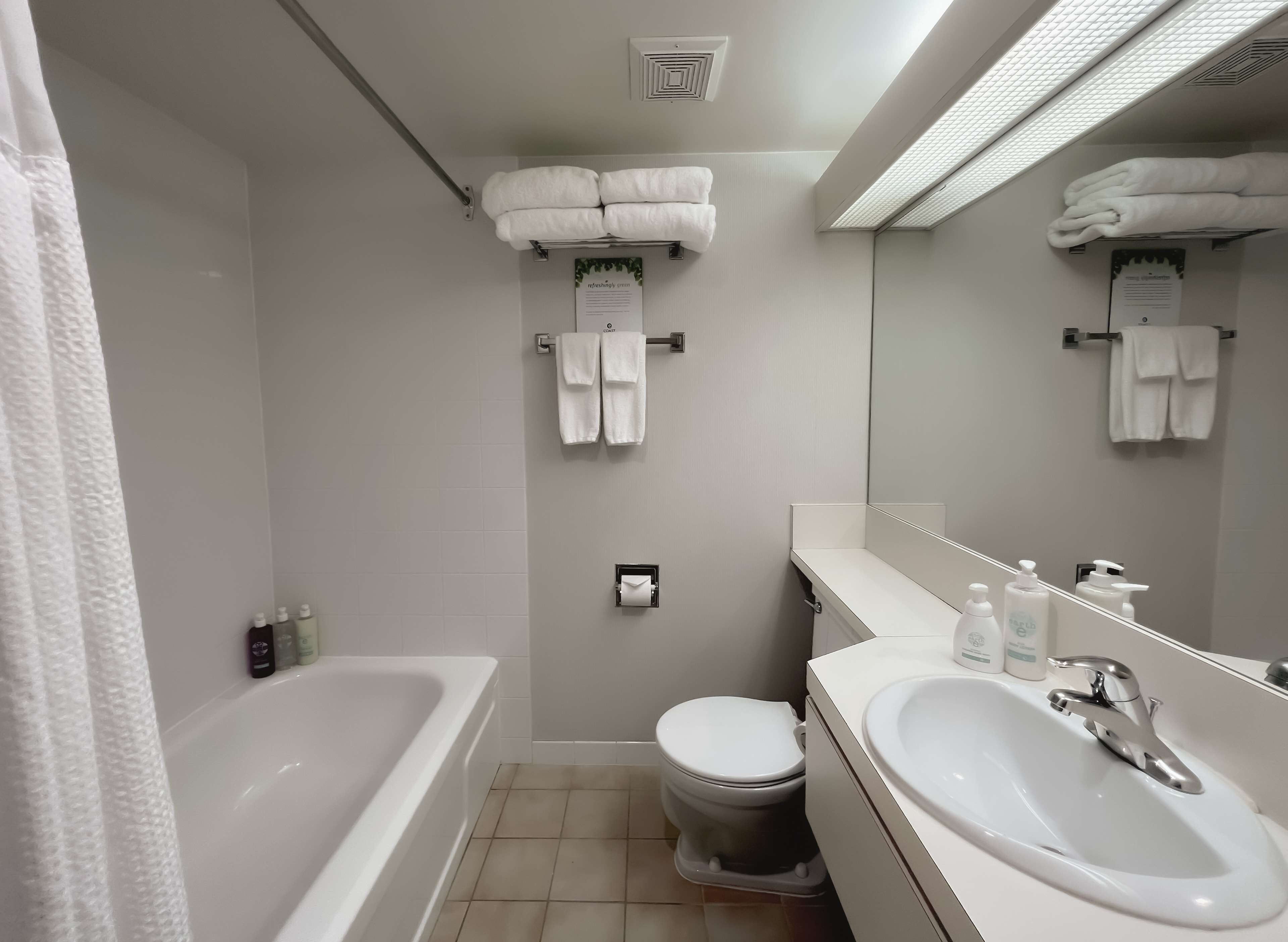 combined shower/bathtub, eco-friendly toiletries, hair dryer, towels