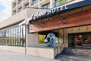 L’extérieur du Royal Anne Hotel se distingue par une grande sculpture métallique qui se trouve devant l’entrée, une façade moderne et une vue dégagée sur la rue.