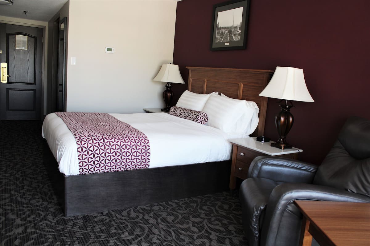 Premier Room, 1 Queen Bed | Premium bedding, down duvets, desk, blackout curtains