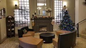 Una sala de estar acogedora con chimenea, un árbol de Navidad y asientos cómodos.