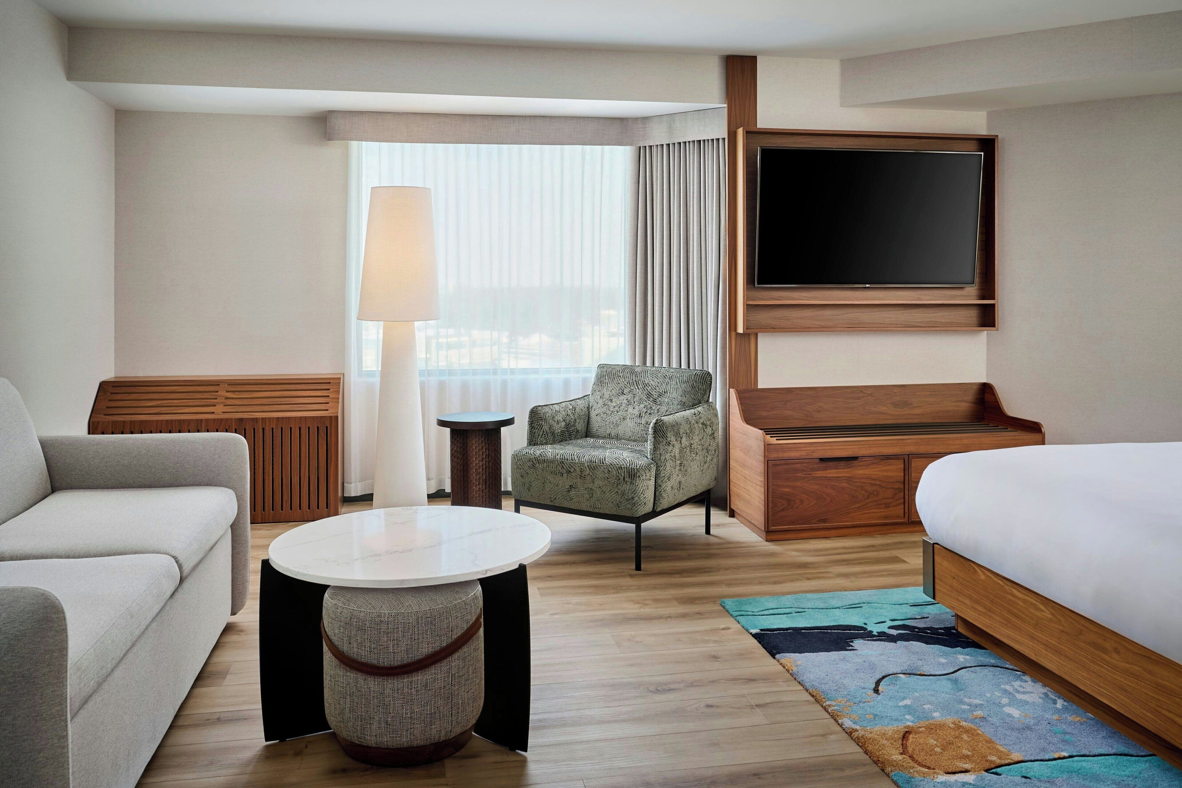 Estudio, 1 cama matrimonial | Área de sala de estar | Televisión de plasma de 55 pulgadas con canales por cable y televisión 