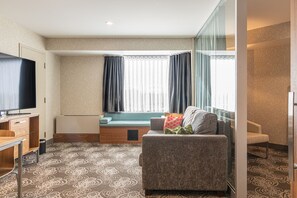 Premium bedding, in-room safe, desk, blackout drapes