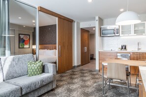 1 Schlafzimmer, hochwertige Bettwaren, Zimmersafe, Schreibtisch