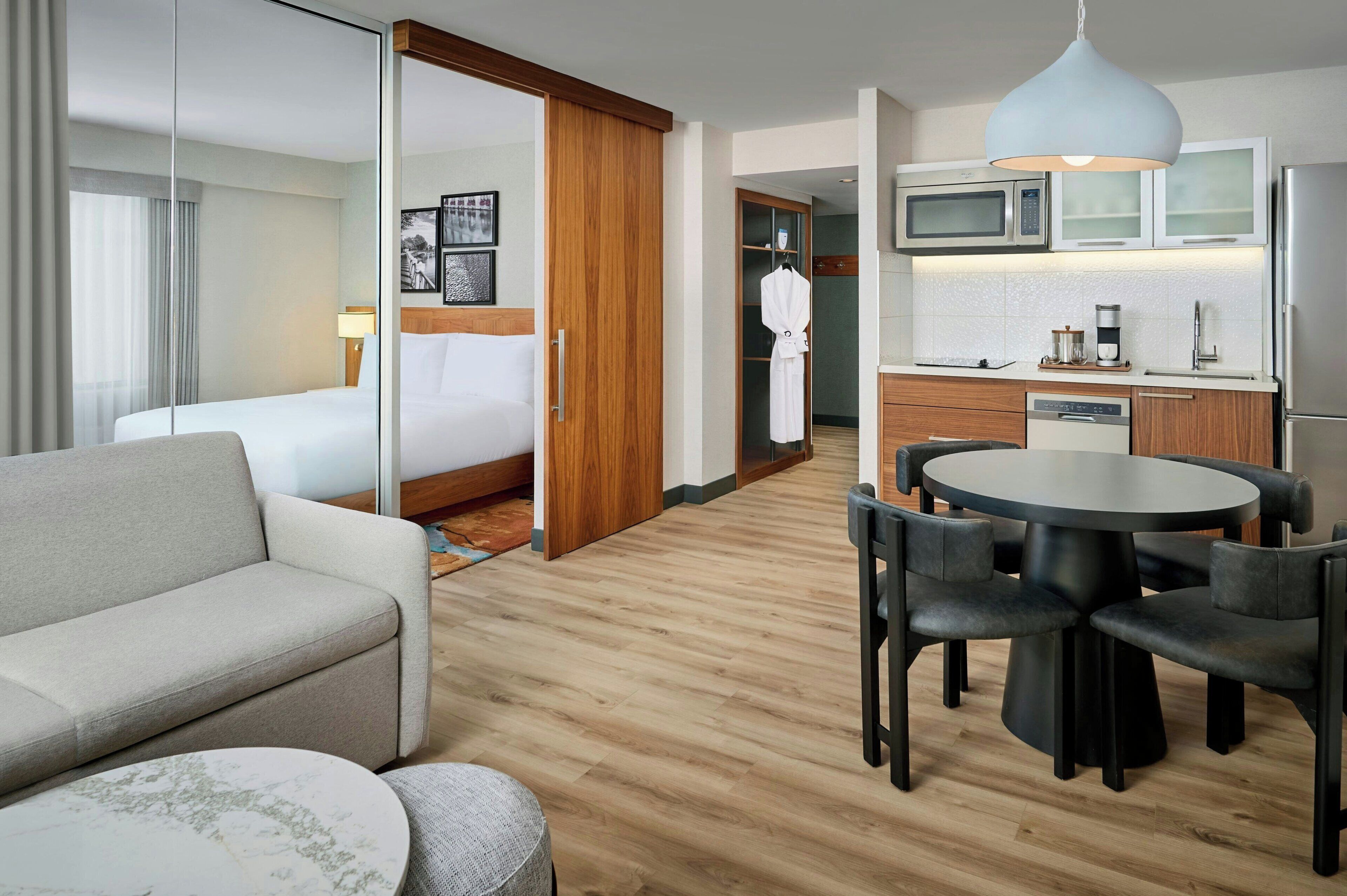 Suite, 1 Tempat Tidur King | 1 kamar tidur, seprai premium, brankas, dan meja kerja