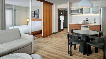 Suite, 1 Tempat Tidur King | 1 kamar tidur, seprai premium, brankas, dan meja kerja