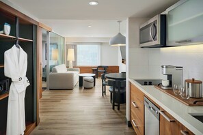 ห้องสวีท, เตียงคิงไซส์ 1 เตียง | บริเวณนั่งเล่น | ทีวีจอพลาสมา 55 นิ้ว พร้อมช่องเคเบิล, ทีวี, ภาพยนตร์แบบจ่ายต่อเรื่อง