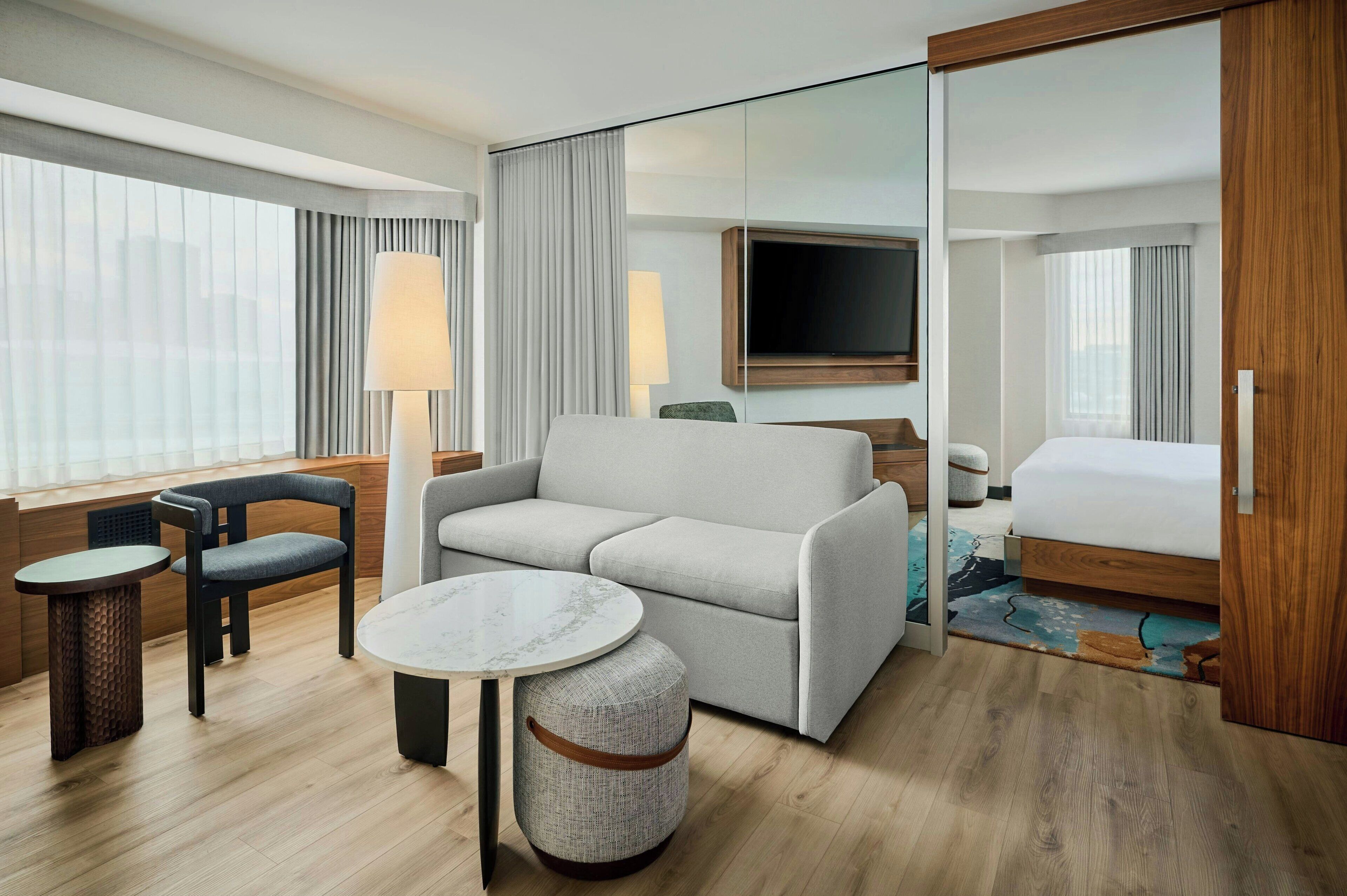 套房, 1 张特大床 | 1 多间卧室、高档床上用品、客房内保险箱、办公桌